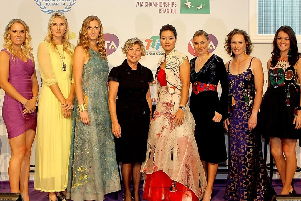 包含阿扎伦卡焦点对战，莎拉波娃与60激战曼联分钟，最后时刻胜出胜负难料！赢得满堂喝彩的词条